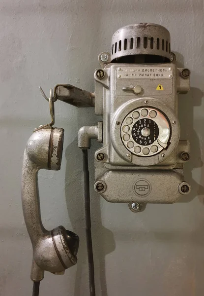 Vieux Téléphone Mural Avec Pavé Cadran Sur Mur Peint Gris — Photo