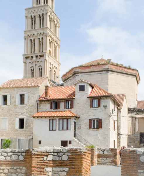 Kırmızı karo çatılı taş evler ve bir kule ile eski bir ortaçağ Avrupa kenti yaz manzara. Hırvatistan, Split, Diocletian's Palace konut parçası