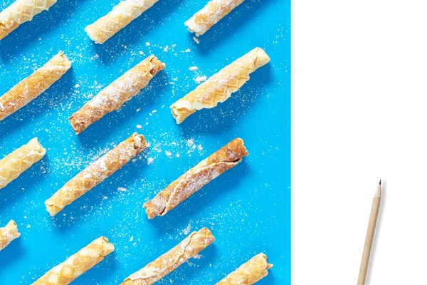 Composición Dinámica Con Pasteles Caseros Deliciosos Tubos Gofre Con Azúcar — Foto de Stock