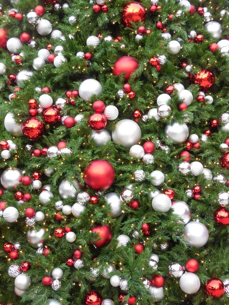 Boże Narodzenie Drzewo Dekoracjami — Zdjęcie stockowe