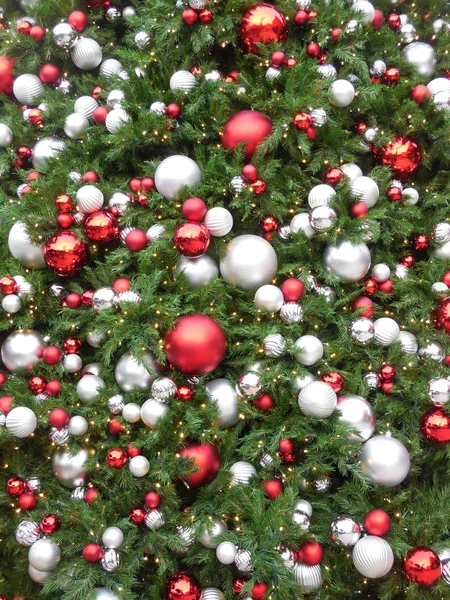 Kerstboom Met Decoraties Rechtenvrije Stockafbeeldingen