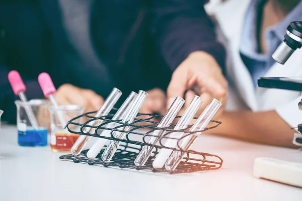 Lärare Naturvetenskap Testar Effekterna Kemi Skolan Children Science Som Blanda — Stockfoto