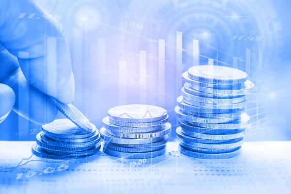  iş ve para kavramı - yakın tasarruf kadar euro sikke sütun koyarak adam el sikke yığını banka hesabına kitap tasarruf para sikke kavramının önünde Finans Yatırım ve Teksas için