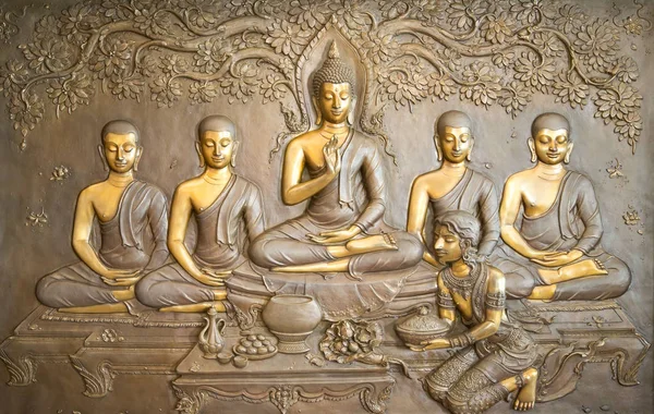 Buddha ahşap oymacılığı. Duvar resimleri Buda 'nın tarihini anlatıyor.