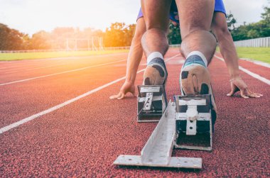 Erkeklerin ayaklarında Sport.Back görünümünü başlangıç blokta bir sprint başlangıç için hazır. Atletizm başlatmak için hız gerektirir bir spordur.