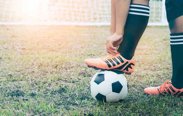 Jogador Futebol Uma Bota Futebol Uma Bola Gramado Verde Estádio — Fotografia de Stock