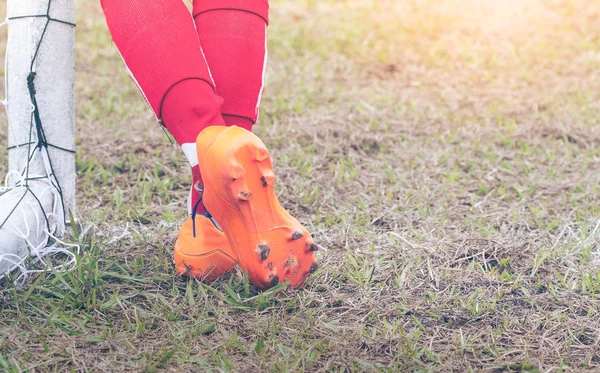 Jogadores Futebol Sapatos Futebol Estilete Laranja Lado Pilar — Fotografia de Stock