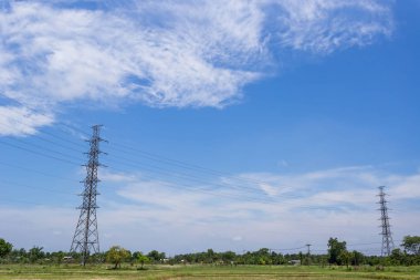 yüksek gerilim sonrası. Yüksek gerilim kule gökyüzü arka plan. Komşu ülkelerden enerji santralleri elektrik yüksek gerilim elektrik alıyor. Udon Thani Eyaleti, Tayland
