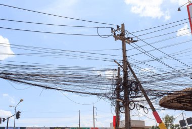 odak dışında Hindistan'da dağınık elektrik kabloları. Ele geçen fiber optik teknoloji açık hava açık havada Asya şehirler