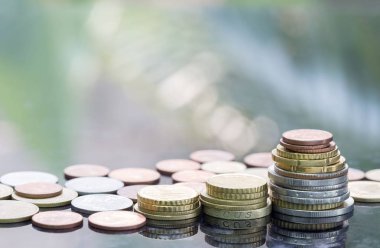 Euro coins birbirlerine farklı pozisyonlarda yığılmış. Finansal yatırım kavramı için. Ekonomi eğilimleri arka plan iş fikri için ve tüm sanat tasarım çalışması. Soyut Finans arka plan.
