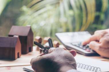 Evin anahtarı elinde tasarruf para Emlak merdiven, ipotek ve gayrimenkul yatırım için bir ev concept kavram satın sikkelerin planlıyor. kaydetme veya bir ev için yatırım,