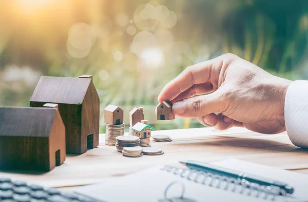 House placed on coins Men's hand is planning savings money of co — Stock Photo, Image