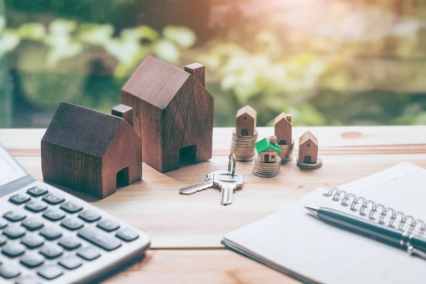 Maison placée sur des pièces La main des hommes planifie des économies d'argent de co — Photo