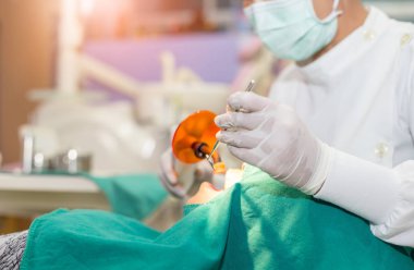 Dişi dişçi araçları ile diş hekimi ofisinde ayakta 