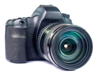 Siyah dslr kamera beyaz arkaplanda izole edildi. 