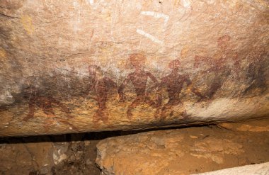Bin yıl önce bölgede yaşayan insanlar tarafından kırmızı renkle boyanmış kaya üzerinde eylemlerde erkeklerin prehistoriprehistoric resim. Bu resim Phu Phra yarasa tarihi park, Udon Thani, Tayland bulunan.