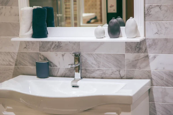 Interior del cuarto de baño con grifo lavabo y espejo . — Foto de Stock