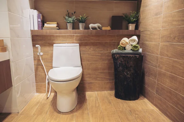 Modern tágas fürdőszobával — Stock Fotó