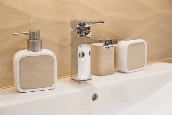 Interior del cuarto de baño con grifo lavabo y espejo . — Foto de Stock