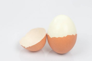 Beyaz arkaplanda kaynamış yumurta.