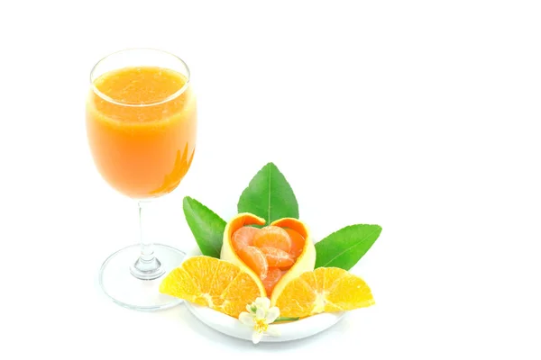 Ізольований напій. Склянка апельсинового соку і скибочки апельсинових фруктів — стокове фото