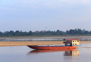 Kargo gemisi, lao mekong Nehri üzerinde