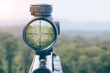 Doğal arka plan üzerinde tüfek hedef görünümü. 