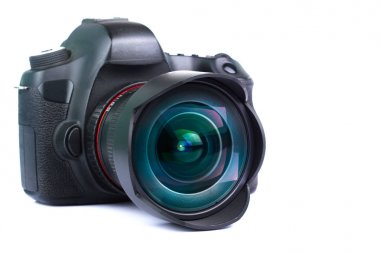 Siyah dslr kamera beyaz arkaplanda izole edildi. 