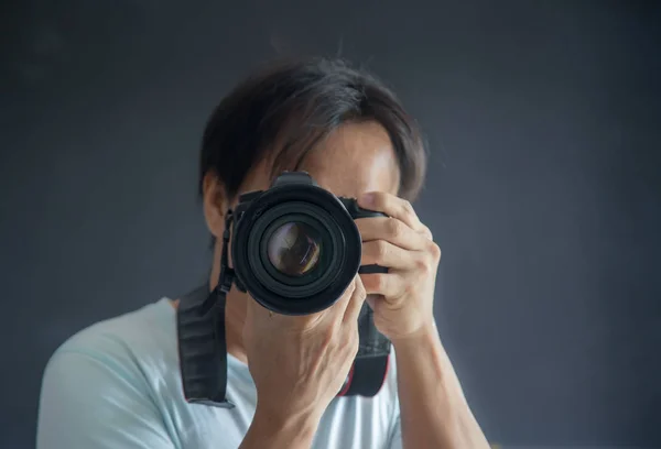 Fotógrafo com câmera na mão olhando — Fotografia de Stock