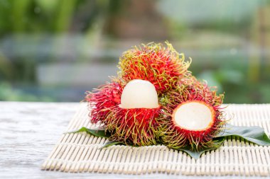 bahçede gövde üzerinde rambutan meyve, Olgun ve yeşil rambutan gr