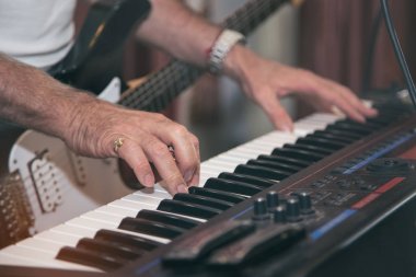 Dramatik karanlık sahnede piyano çalan adam