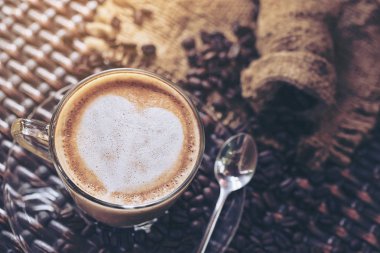 Kahve fincanı latte sanat ve cappuccino kalp şeklinde yapılmış 