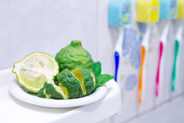 Beyaz bir tabakbergamot banyoda deodorant için kullanılır.