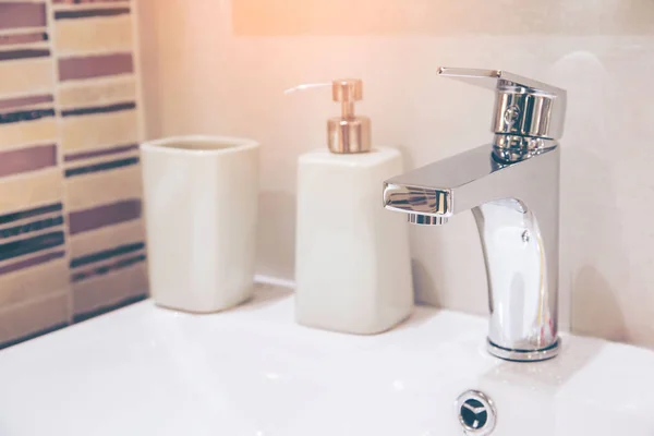 Interior del cuarto de baño con grifo lavabo y espejo . — Foto de Stock