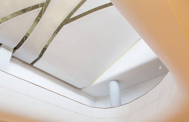  Binada neon ışıkları ile beyaz tavan. 