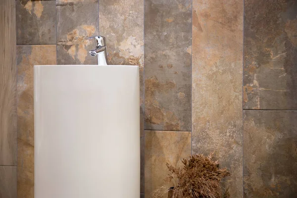 Interiör av badrum med handfat tvättställsblandare och spegel. — Stockfoto