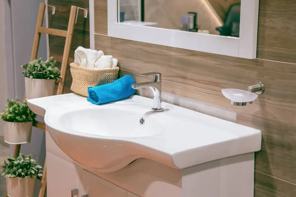 Rymlig lägenhet - moderna handfat i nya badrum inredning. — Stockfoto