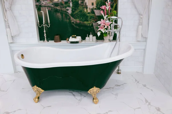 Beautiful luxury vintage empty bathtub near big window in bathro — Stock Photo, Image