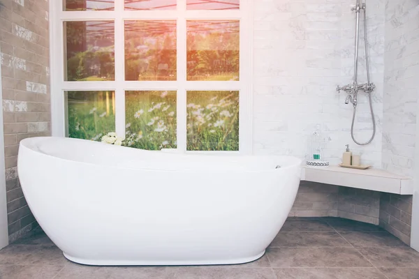 Gyönyörű luxus Vintage üres kád szabadon álló fehér fürdő. — Stock Fotó