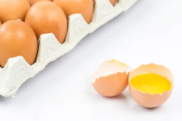 Vue rapprochée des œufs de poulet crus dans une boîte à œufs sur bac en bois blanc — Photo