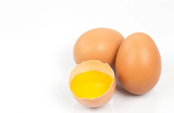 Ovos e gema de ovo no fundo branco . — Fotografia de Stock