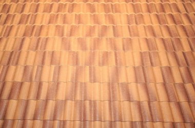 çatı kiremitleri ve gökyüzü güneş ışığı.