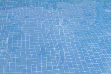 Yüzme havuzunda mavi yırtık su