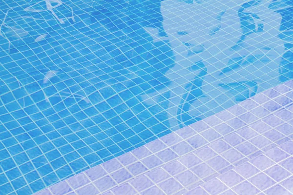 Μπλε σχισμένο νερό στην πισίνα — Φωτογραφία Αρχείου