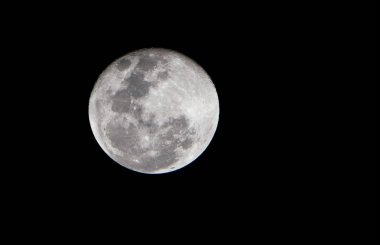 Karanlık gecede dolunay / Ay astronomik bir vücut t
