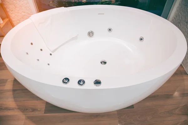 Lekerekített fehér kád modern fürdőszoba. — Stock Fotó