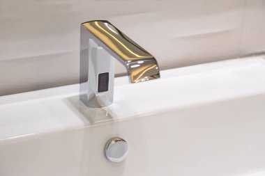 Cilalı krom sensör tarafından otomatik güçlendirilmiş banyo musluk. 