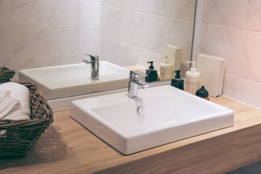 geniş daire - yeni banyo iç modern lavabo.