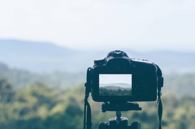 Bir tripod üzerinde modern profesyonel kamera, w açık fotoğraf