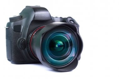 Siyah dslr kamera beyaz arkaplanda izole edildi. 